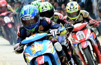 Para pebalap motor bersaing ketat untuk menjadi yang terbaik di Kejurda Road Race Seri IV 