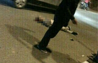 Tubuh Carles tergeletak di jalur berlawanan dengan kondisi luka parah di bagian kepala