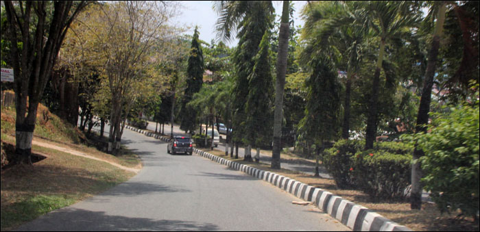 Turunan menikung di Jalan AM Alimuddin ini merupakan daerah yang sangat rawan kecelakaan