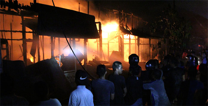 Suasana pemadamam kebakaran di Jalan Djafar Seman, Kelurahan Baru, Tenggarong, Rabu (03/06) malam  