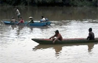 Warga dan petugas SAR melakukan penyisiran sungai Belayan untuk mencari korban