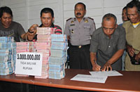 Ketua BPD Kelekat Alexander menandatangani berita acara penyerahan dana kompensasi Rp 3 M dari PT Reakap untuk ganti rugi lahan hutan adat Desa Kelekat