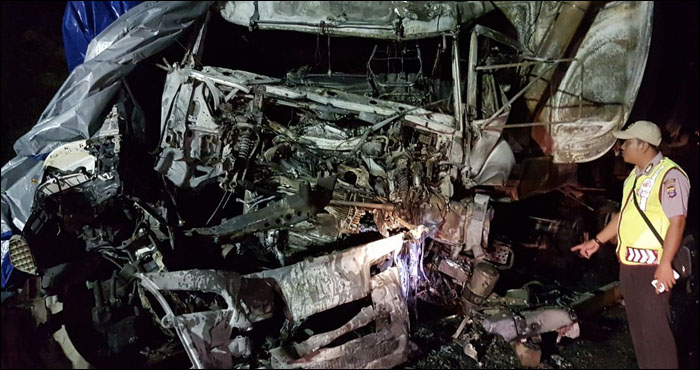 Petugas Polsek Kembang Janggut melakukan olah TKP setelah terjadi kecelakaan truk hauling di desa Long Beleh Modang, Kamis (07/09) petang  