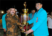 Wabup HM Ghufron Yusuf (kanan) menyerahkan piala bergilir Bupati Kukar kepada Camat Tenggarong H Tajuddin Noor