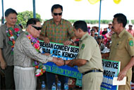 Pemilik PT TPS, Tan Sri Datuk Seri Low Yow Chuan, menyerahkan dana Comdev 2011 secara simbolis kepada Camat Kembang Janggut dan Kenohan