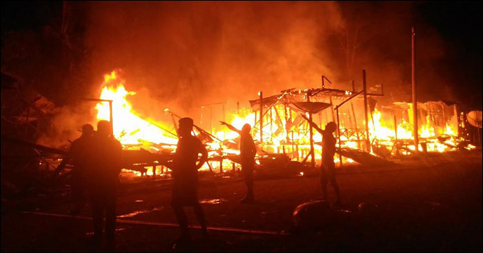 Kebakaran menghanguskan 5 rumah warga di desa Pulau Pinang, Kembang Janggut. Sementara 1 rumah terpaksa dirobohkan