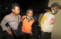 Polisi mengambil tindakan tegas dengan menahan 13 orang warga Kembang Janggut