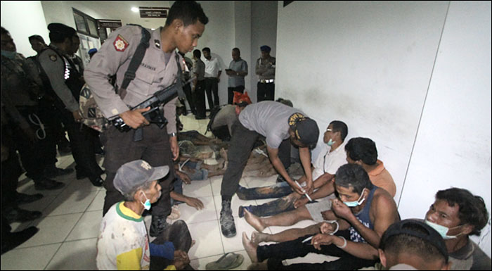 Sebanyak 13 orang warga Kembang Janggut dibawa ke Mapolres Kukar sebelum dikirim ke Mapolda Kaltim