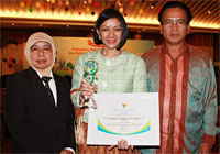 Bupati Rita Widyasari diapit Kepala BKBP3A Aji Lina Rodiah dan Kepala Disdukcapil Kukar Getsmani Zeth usai menerima penghargaan dari Meneg PP & PA