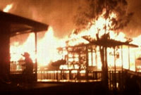 Kebakaran di Desa Semayang, Kecamatan Kenohan, tadi malam menghanguskan 5 buah rumah warga
