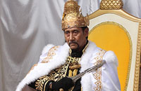 Sultan HAM Arifin duduk di singgasana usai dinobatkan sebagai Sultan Kutai ke-21