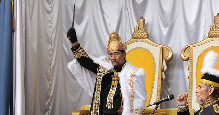 Sultan Kutai H Adji Muhammad Arifin mengangkat keris Burit Kang usai mengucapkan sumpah