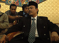 Ketua DPRD Kukar terpilih, Rahmat Santoso, ketika memberikan keterangan kepada para wartawan