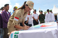 Penandatanganan bendera Kirab Pemuda Nusantara 2017 oleh peserta kirab