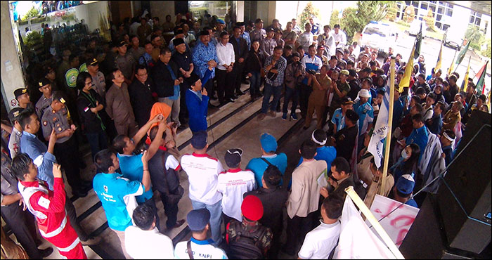 Suasana Kongres Rakyat Kukar Menggugat yang digelar di Kantor Bupati Kukar, Tenggarong, Senin (12/11) siang