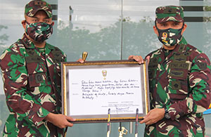 Dandim 0906/Tgr Letkol Inf Charles Alling (kiri) saat menerima kesan dan pesan tertulis dari Brigjen TNI Sugiyono
