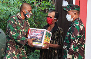 Anggota TNI dari Kodim 0906/Tgr menyerahkan bantuan sembako kepada warga kurang mampu di desa Jembayan Dalam, Loa Kulu