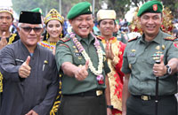 Brigjen TNI Nono Suharsono (tengah) disambut Pj Bupati Kukar Chairil Anwar dan Dandim 0906/TGR Letkol Kav Ari Pramana Sakti