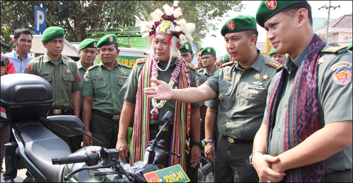 Dandim 0906/TGR Letkol Kav Ari Pramana Sakti (kedua dari kanan) menunjukkan sepeda motor operasional Kodim 0906/TGR kepada Brigjen TNI Nono Suharsono (tengah)