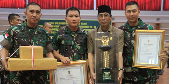 Plt Sekkab Kukar H Marli dengan bangga membopong trofi Juara I Lomba Binter Kategori Kodim Madya bersama jajaran Kodim 0906/TGR