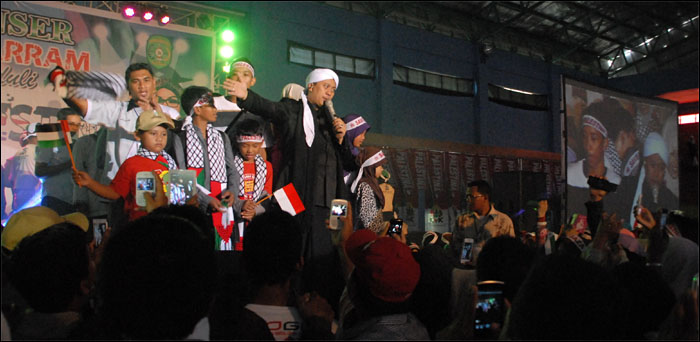 Penampilan Opick pada Konser Muharram yang digelar di gedung PBSI Kukar, Tenggarong, Minggu (16/11) kemarin