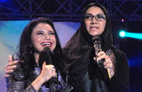 Rossa tertawa ketika mendengar pengakuan Rita Widyasari yang pernah membuang kaset Rossa lantaran sering menangis mendengar lagu Tegar 