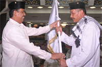 Wabup HM Ghufron Yusuf menyerahkan bendera kafilah Kukar kepada Ketua LPTQ Kukar H Bachrin S