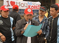 Sekretaris Kopasti GEPAK Kaltim, Bayu, saat membacakan tuntutan mereka