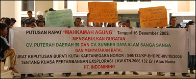 Suasana aksi damai Kopasti GEPAK Kaltim di depan gedung Dinas Pertambangan & Energi Kukar, Rabu (14/10) siang