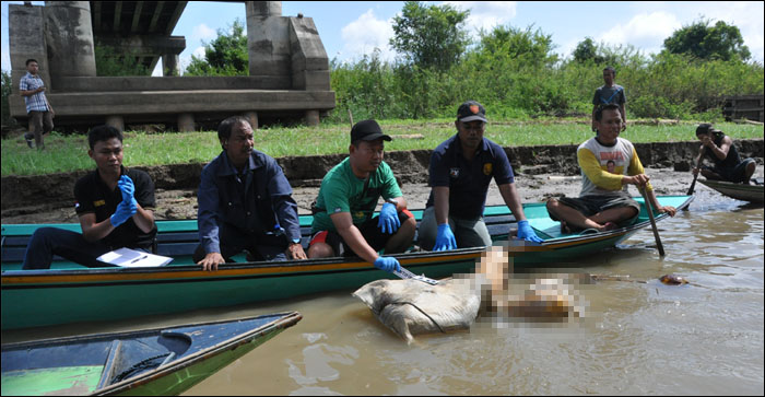 Petugas Polres Kukar bersama masyarakat saat mengevakuasi mayat Ririn di perairan sungai Mahakam, desa Liang Ilir, Kota Bangun, Selasa (04/08) lalu