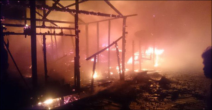Kebakaran di desa Muhuran, Jum'at (25/03) tengah malam, menghanguskan 15 buah rumah warga RT 2