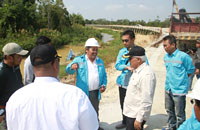 Pihak kontraktor menjelaskan perkembangan pembangunan jalan penghubung Kota Bangun-Tabang kepada Pj Bupati Chairil Anwar