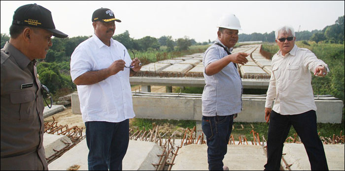 Pj Bupati Kukar H Chairil Anwar (kanan) bersama pejabat terkait saat meninjau pembangunan jalan layang dari jembatan Martadipura di desa Sebelimbingan, Kota Bangun, Selasa (18/08) lalu