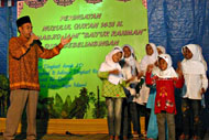 Penampilan salah seorang peserta Lomba Karaoke Lagu-Lagu Islami