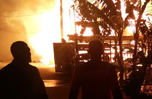 Api saat berkobar hebat melahap rumah warga Kota Bangun Ulu