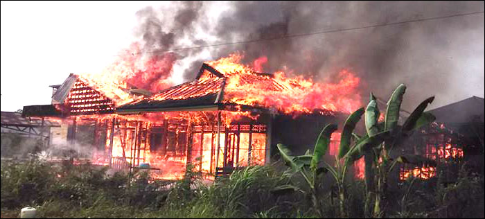 Api saat masih berkobar hebat di rumah warga RT 4 Desa Kota Bangun Ilir. Tiga buah rumah ludes akibat kebakaran ini
