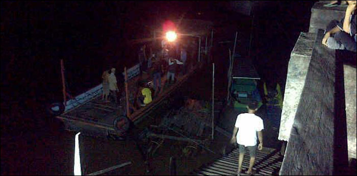 Warga Kota Bangun ikut melakukan pencarian terhadap Mahfus yang tenggelam di sungai Mahakam hingga malam hari