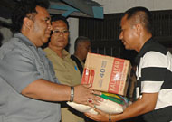 Sekkab Kukar HAPM Haryanto Bachroel menyerahkan bantuan secara simbolis kepada Kepala Desa Kota Bangun Ilir Sadikin