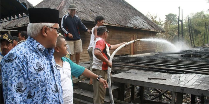 Pj Bupati Kukar H Chairil Anwar meninjau lokasi kebakaran di desa Kota Bangun Seberang, Rabu (19/08) kemarin