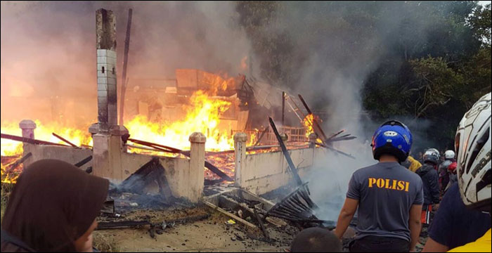 Kebakaran di RT 18 Kota Bangun Ulu, Senin (01/08) sore, menghanguskan 1 buah rumah hunian dan 1 buah rumah kos 