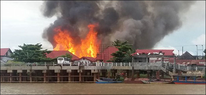 Dari kejauhan, api terlihat berkobar hebat di kawasan pemukiman warga Rt 9 desa Kota Bangun Ulu