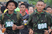 Anggota TNI ikut ambil bagian dalam Kota Raja Marathon 10K untuk kategori Lomba Lari Beban