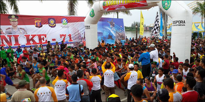 Suasana lomba lari Kota Raja Marathon 10 K Run With Love yang digelar di Tenggarong, Minggu (02/10) pagi