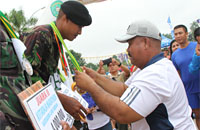 Wabup Kukar Edi Damansyah mengalungkan medali kepada Agung Puijianto sebagai Juara I Lomba Lari Beban Kota Raja Marathon 2016