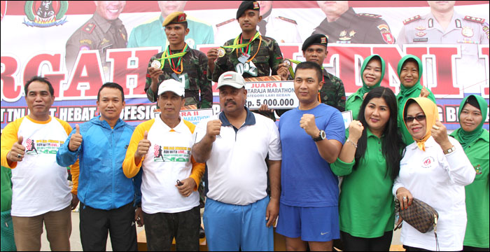 Wabup Edi Damansyah beserta pejabat FKPD Kukar foto bersama pemenang Lomba Lari Beban pada Kota Raja Marathon 10K 2016 di Tenggarong