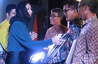 Bupati Rita Widyasari saat menyerahkan piagam penghargaan kepada pemenang CSR dan LKPM Award 2015