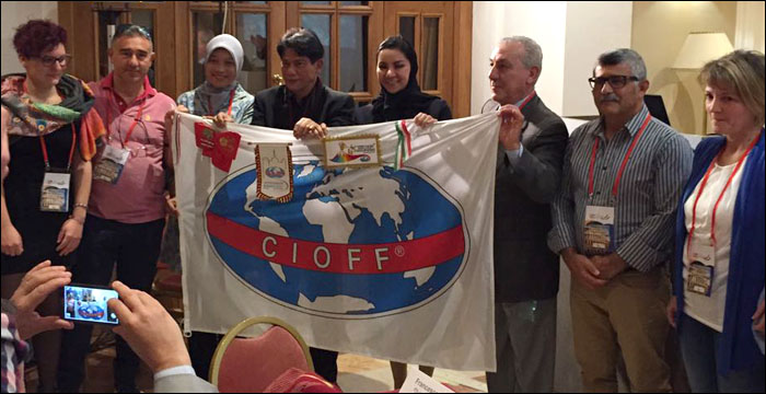 Bupati Rita Widyasari didampingi Presiden CIOFF Indonesia Said Rachmat dan Kepala Disbudpar Sri Wahyuni saat menerima bendera CIOFF secara simbolis sebagai tanda terpilihnya Tenggarong sebagai tuan rumah Kongres Dunia CIOFF tahun depan