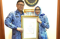 Bupati Rita Widyasari foto bersama Mendagri Tjahjo Kumolo usai penyerahan piagam penghargaan