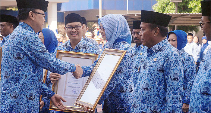Mendagri Tjahjo Kumolo menyerahkan piagam penghargaan Kabupaten berkinerja terbaik kepada Bupati Kukar Rita Widyasari