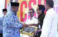 Wabup Kukar Edi Damansyah menyerahkan penghargaan kepada perwakilan perusahaan yang hadir pada peluncuran Kukar CSR Award 2017